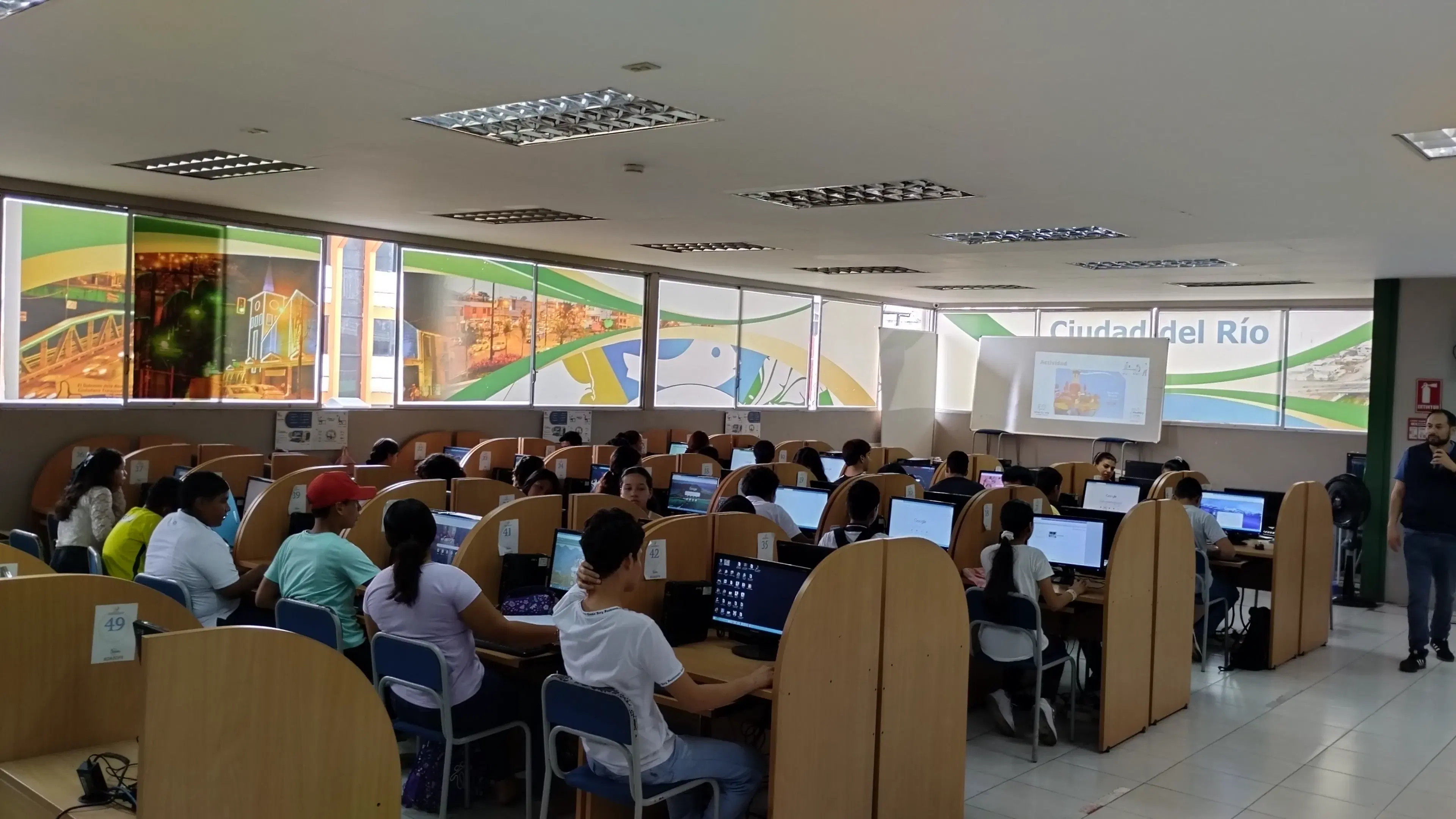 Adolescentes de Quevedo aprendiendo sobre ciberseguridad