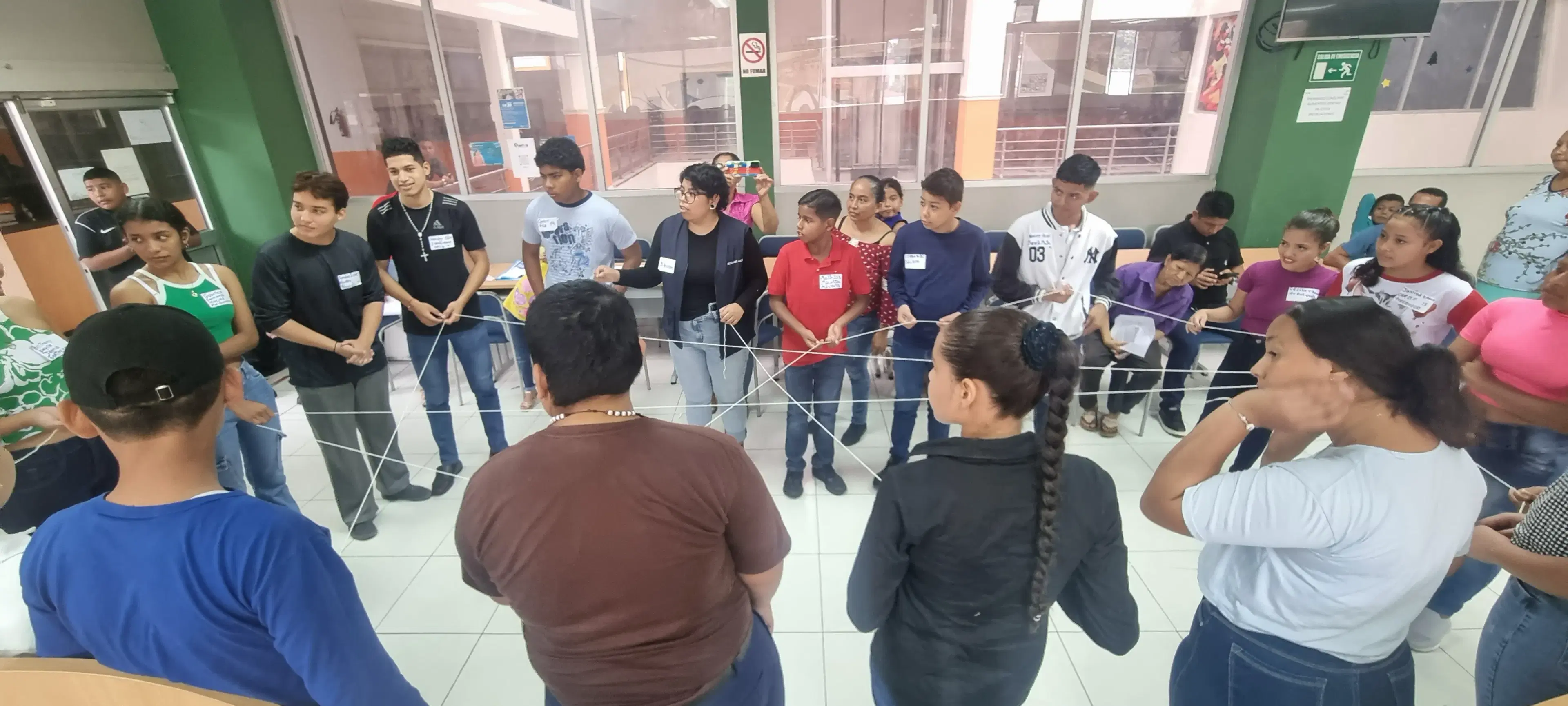 Adolescentes de Quevedo participando en una dinámica de presentación